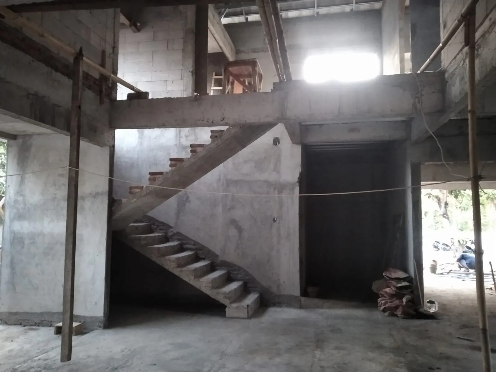 Tangga dan lantai bawah, Proyek Karangmojo oleh D'Sign Property