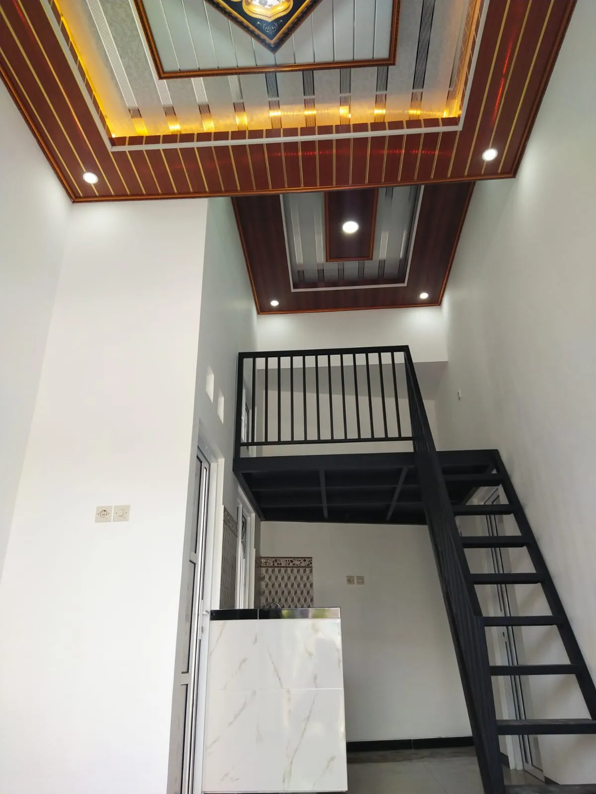 Tangga mezanin, dikerjakan D'Sign Property